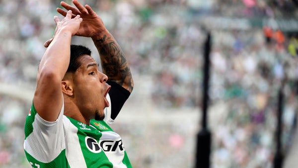 Cucho Hernández protagonizó tenso cruce con hinchas de Real Betis Cucho Hernández protagonizó tenso cruce con hinchas de Real Betis