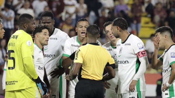Atlético Nacional recibió perdón de Eduard Bello tras su expulsión Atlético Nacional recibió perdón de Eduard Bello tras su expulsión