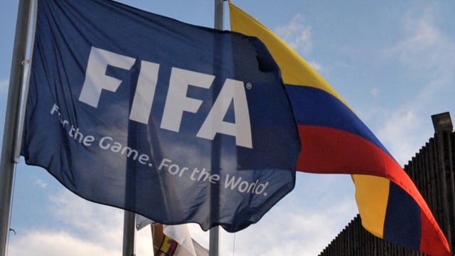 Banderas a las afueras de la sede de la Federación Colombiana de Fútbol - AFP