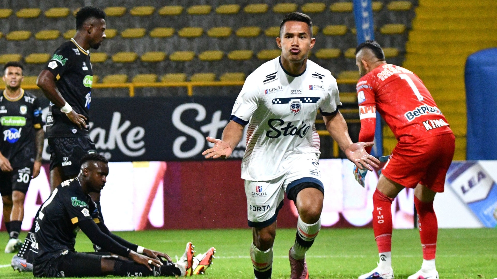 Fortaleza se hizo fuerte y le remontó a Jaguares en Bogotá - VizzorImage