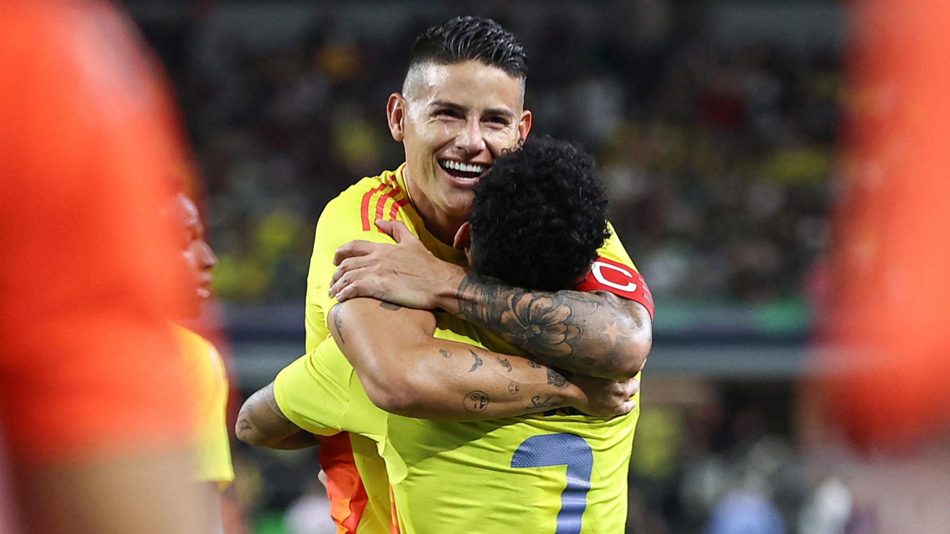 James Rodríguez y Luis Díaz se abrazan tras la clasificación de Colombia al Mundial - AFP