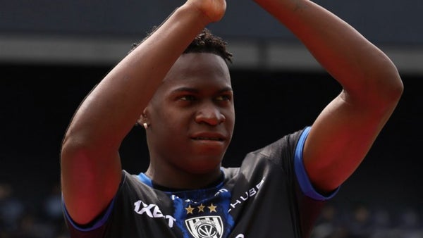 Escalofriante lesión de delantero en Ecuador: fuertes imágenes