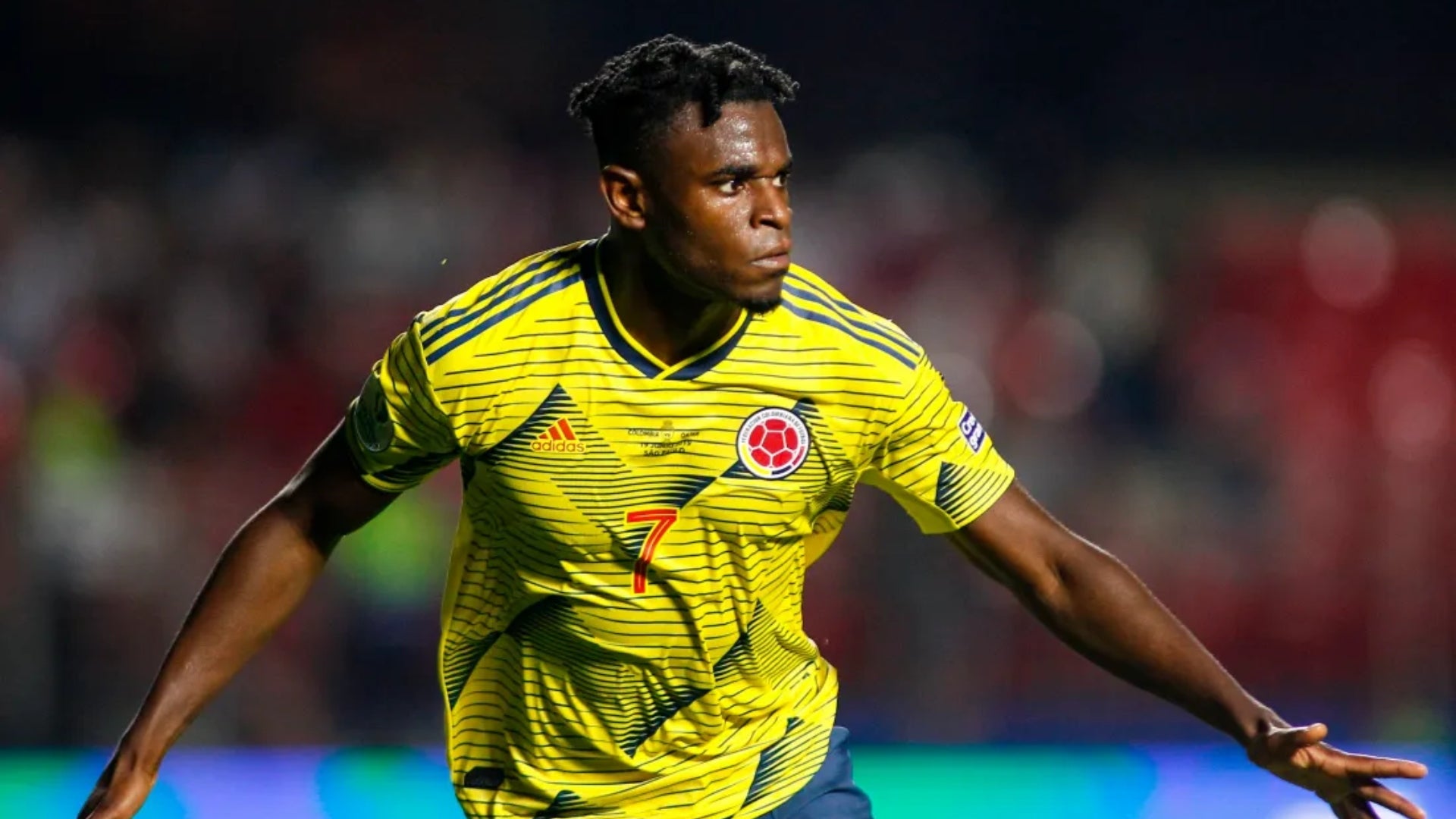 Duván Zapata en partido de selección Colombia