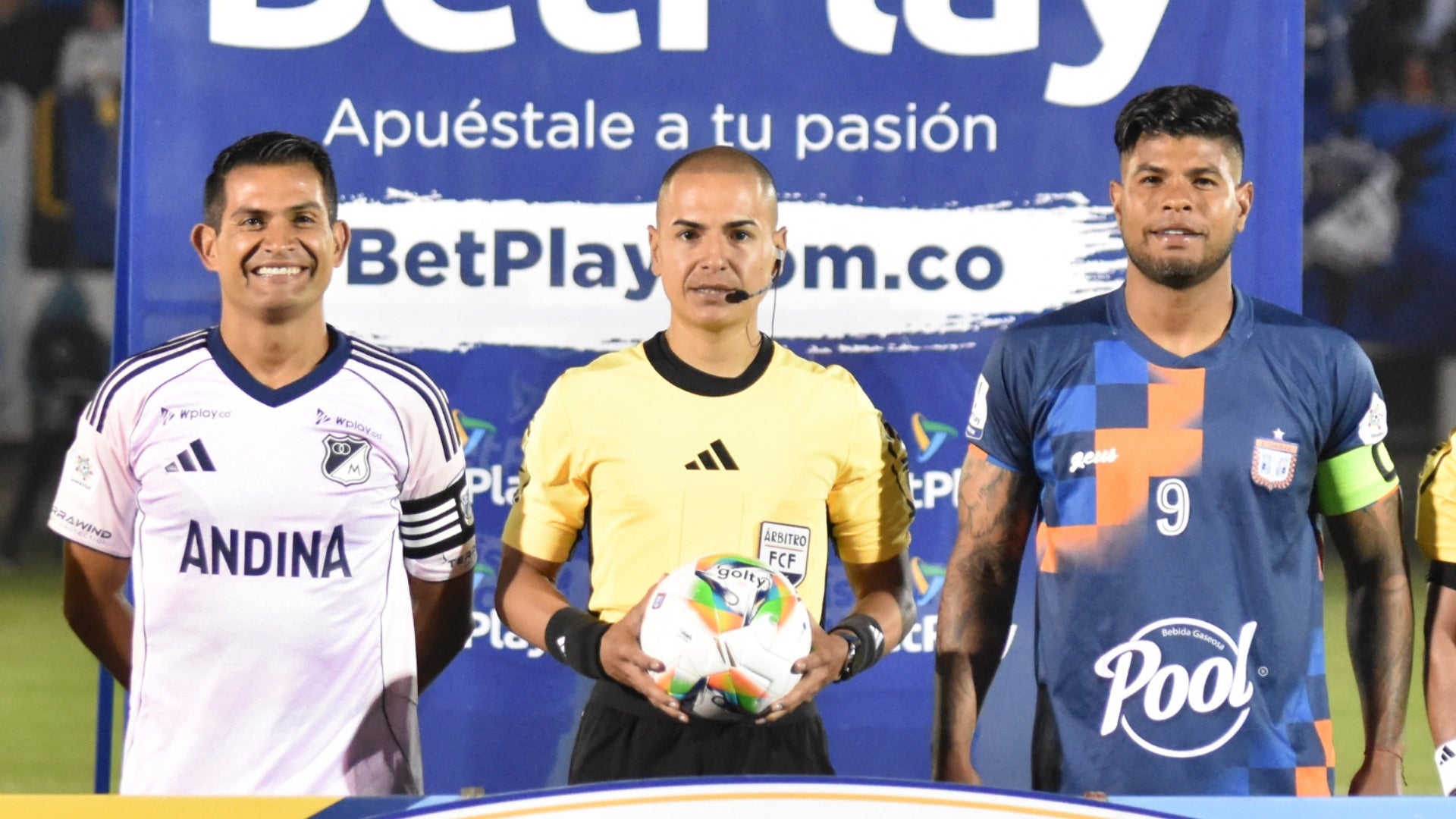 Mackalister fue expulsado en Millonarios por doble amarilla al reclamarle al árbitro - VizzorImage