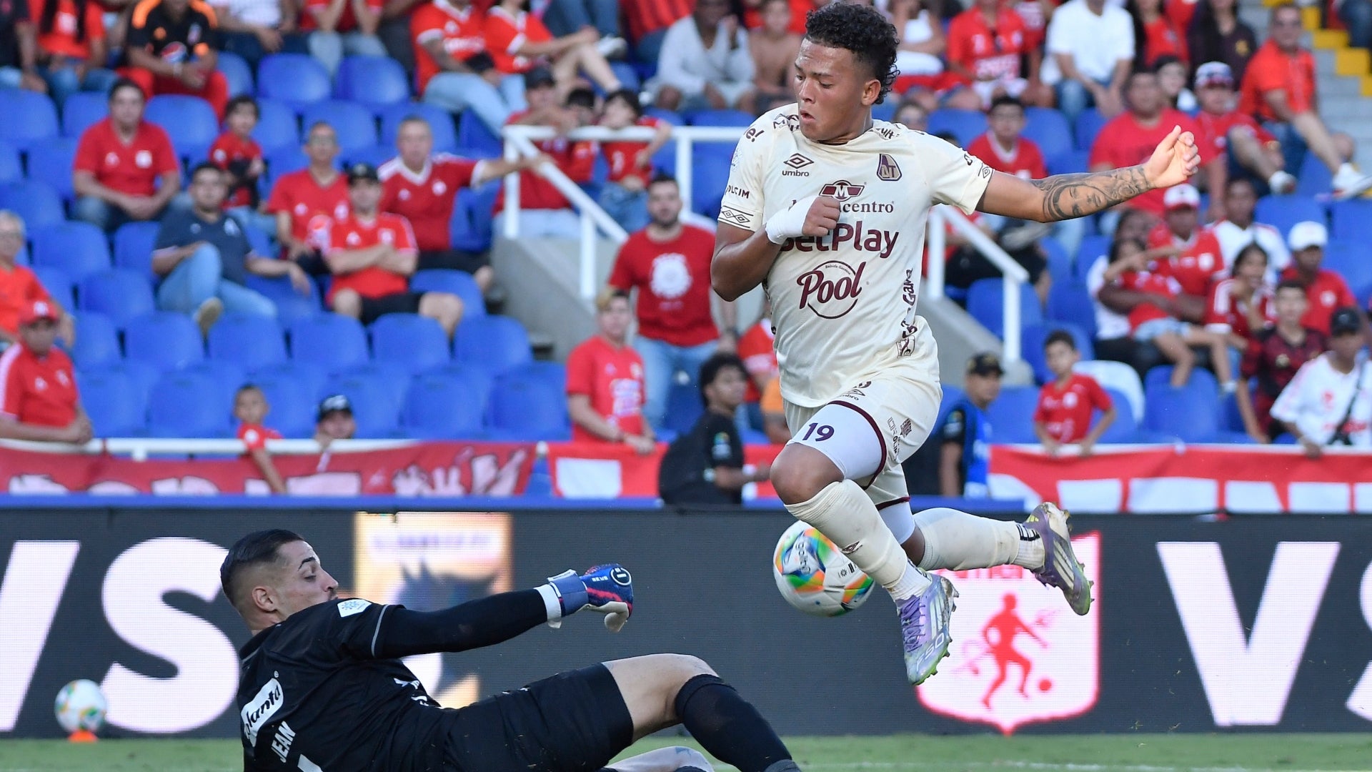 El VAR llamó y América se salvó de un segundo penal vs. Tolima_ no hubo falta - VizzorImage