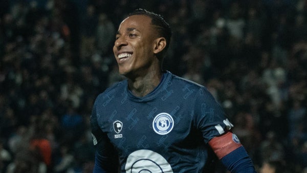 Sebastián Villa dio asistencia en triunfo de Rivadavia, nuevo líder