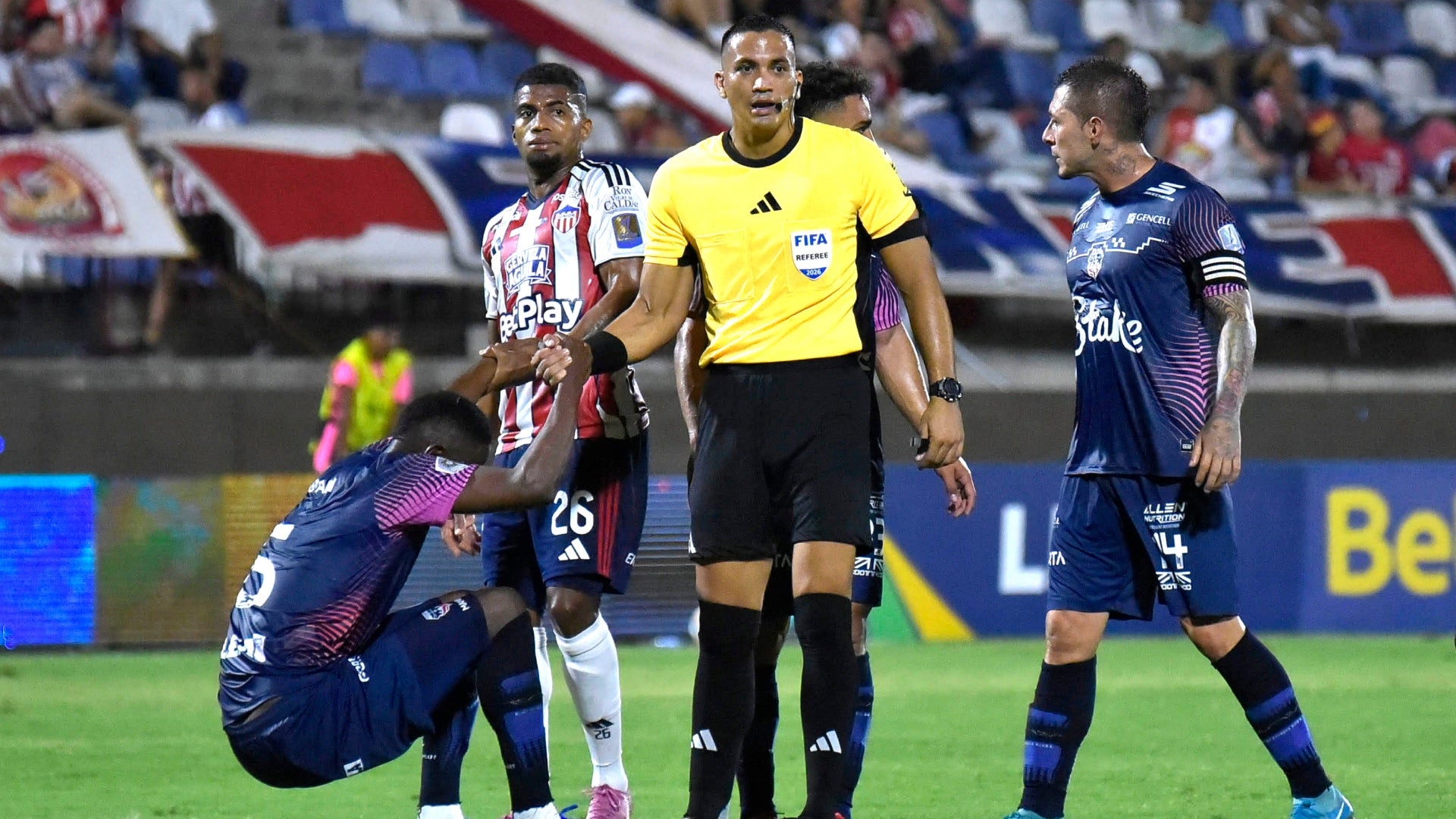 Fortaleza pateó penal ante Junior por esta mano en el área - VizzorImage