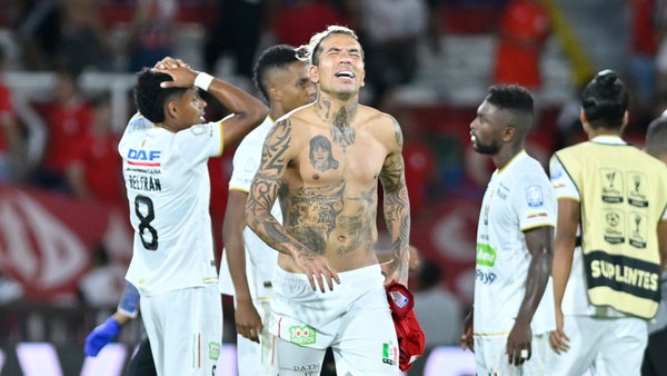 Dayro Moreno perdonó a Bucaramanga con un fallo frente a la red