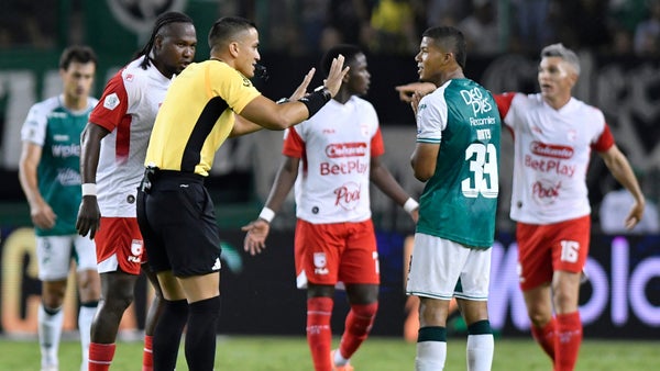 ¿Era penal? Deportivo Cali protestó mano en el área ante Santa Fe