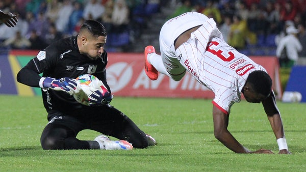 Jean Fernandes casi pasa de héroe a villano tras error ante Águilas