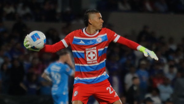 Kevin Mier volvió a atajar con Cruz Azul tras 132 días de lesión