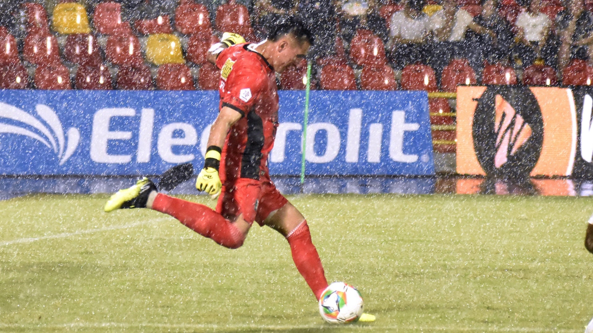 Imponente atajada de Parra evitó el gol de Llaneros a Once Caldas - VizzorImage