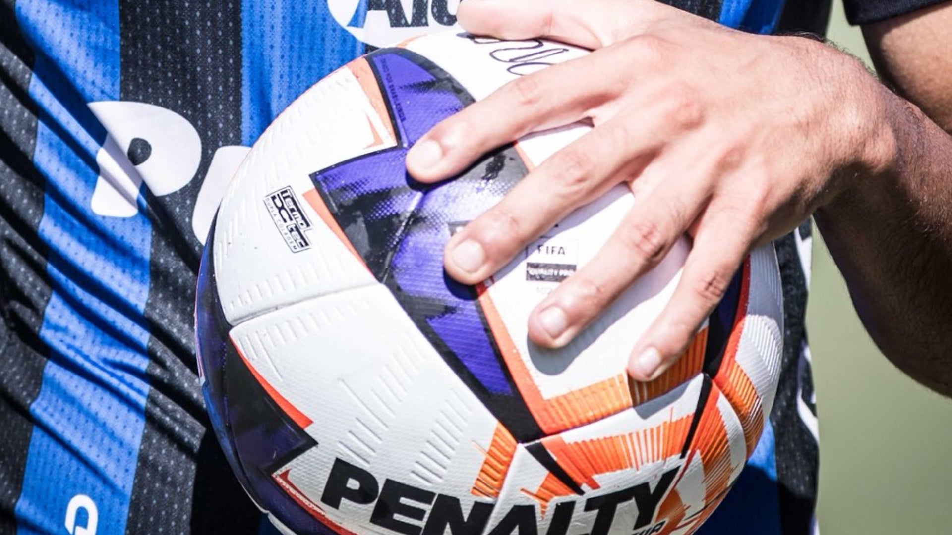 Polémica en Uruguay_ arquero se fue a los golpes con excompañero - @LigaAUF