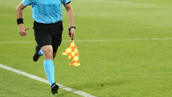 Árbitro noqueó a auxiliar técnico en pleno partido y desató polémica