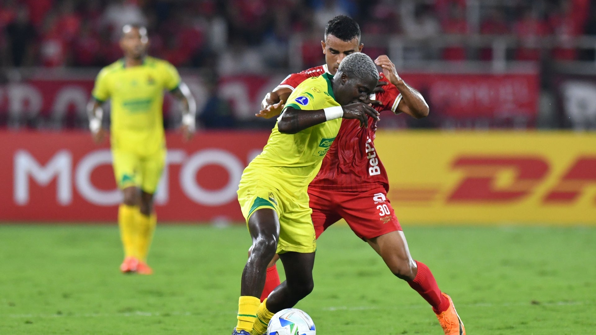 Bucaramanga sufrió penal vs. América por esta infracción a Guzmán - VizzorImage