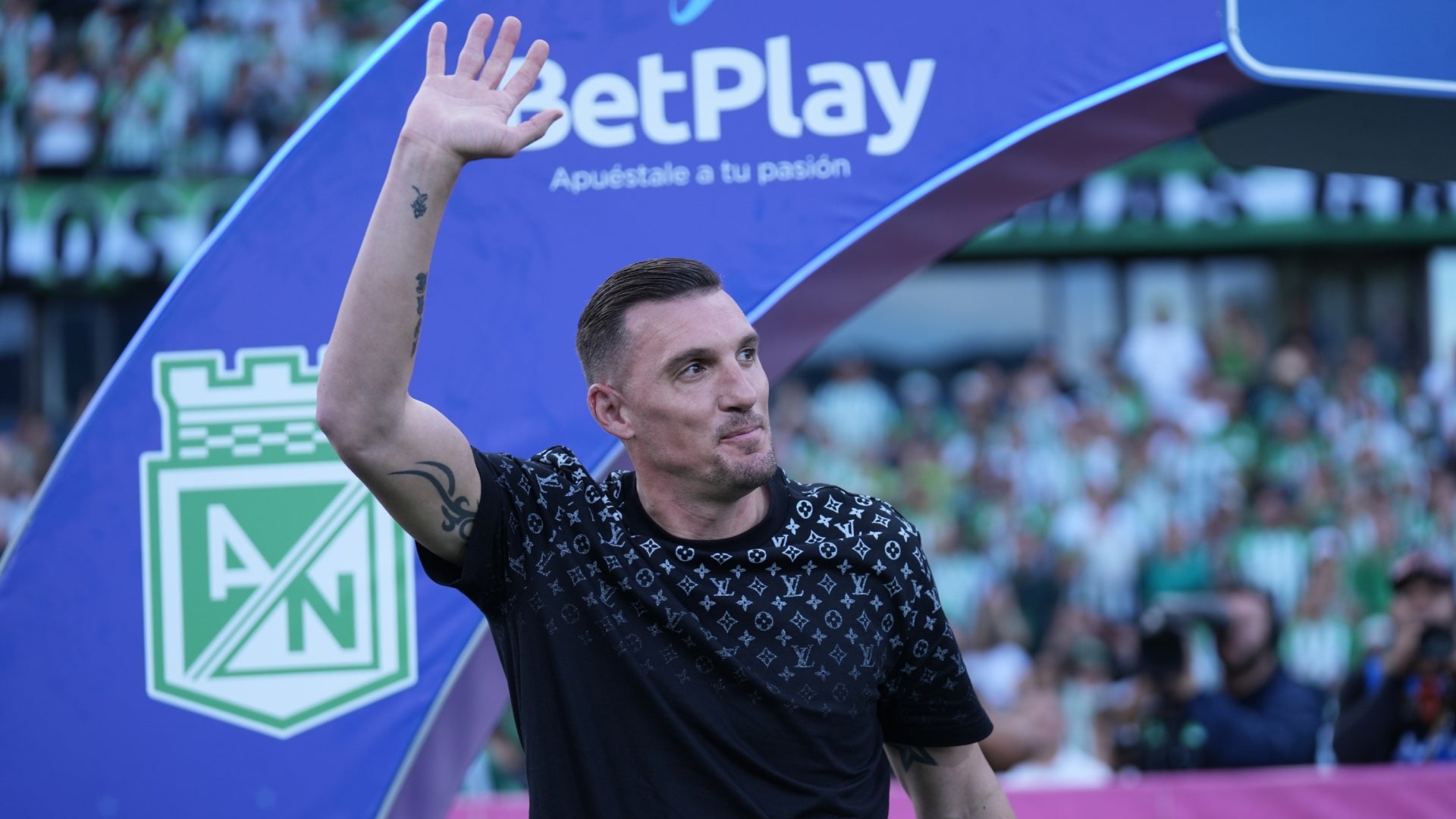 Armani cerraría las puertas para volver a Nacional