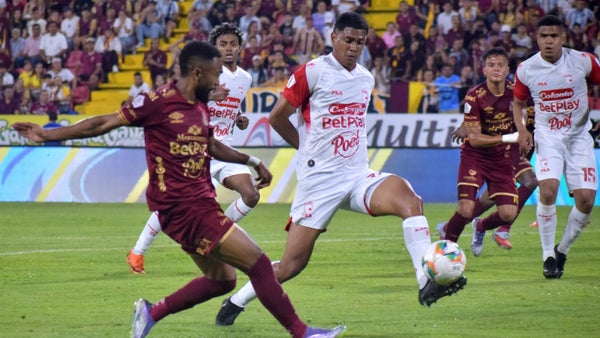 Tolima y Santa Fe empataron en un duelo que terminó con polémica Tolima y Santa Fe empataron en un duelo que terminó con polémica