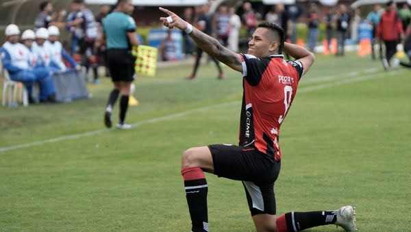 Jaime Peralta se libró de la roja tras dura entrada a Marlon Torres