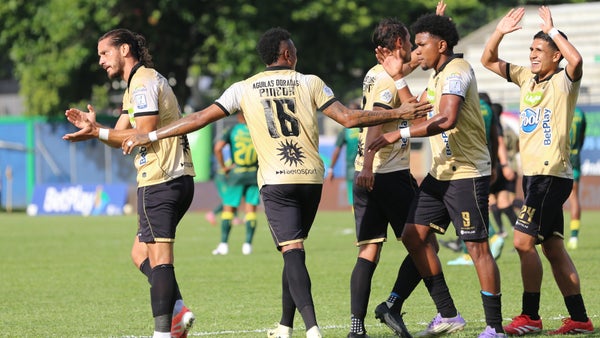 Águilas derrotó a Bucaramanga en su duelo pendiente y se metió a los ocho