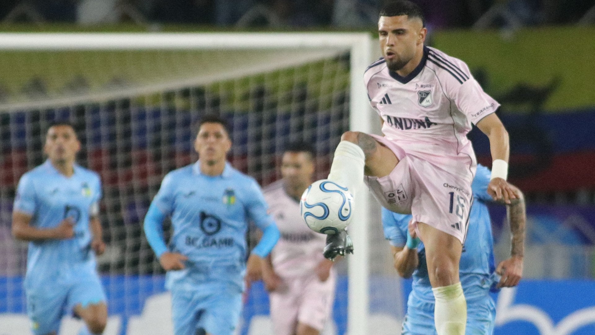 Rodrigo Ureña habló sobre el fútbol colombiano y chileno