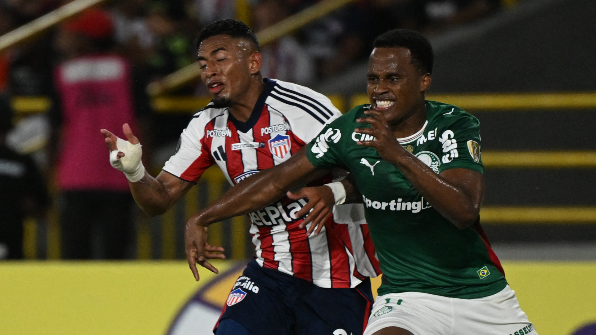 Jhon Arias criticó el estado del campo tras Junior vs. Palmeiras - AFP