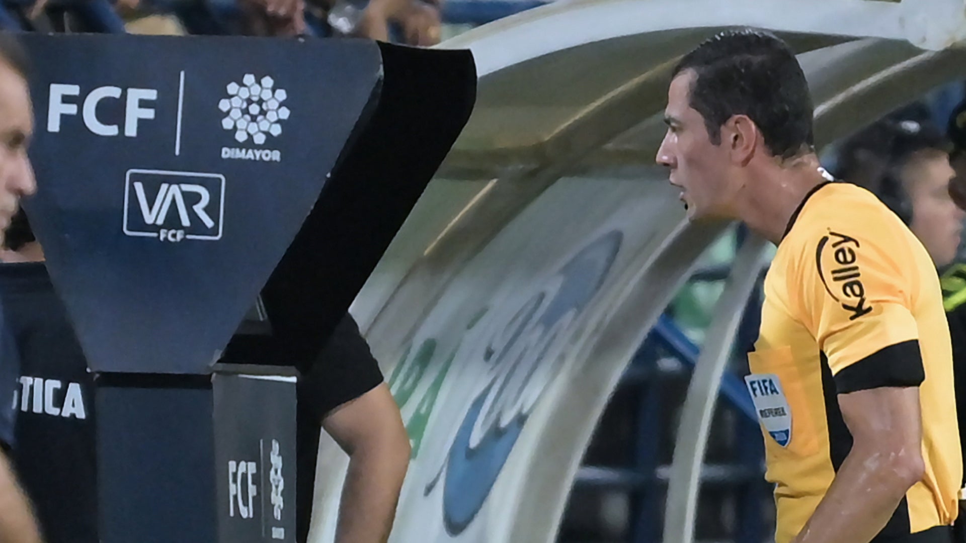 Liga BetPlay se sacude por propuesta de cambio en el uso del VAR - VizzorImage