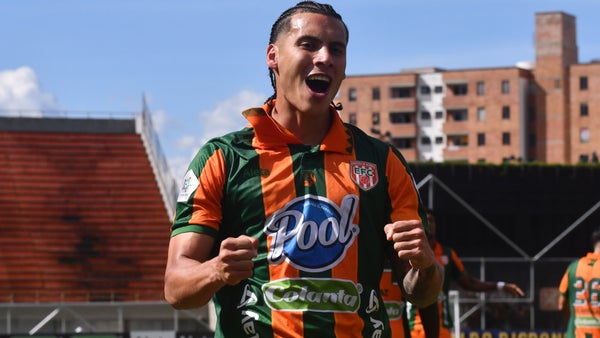 Edison López casi marca desde mitad de cancha en Barranquilla