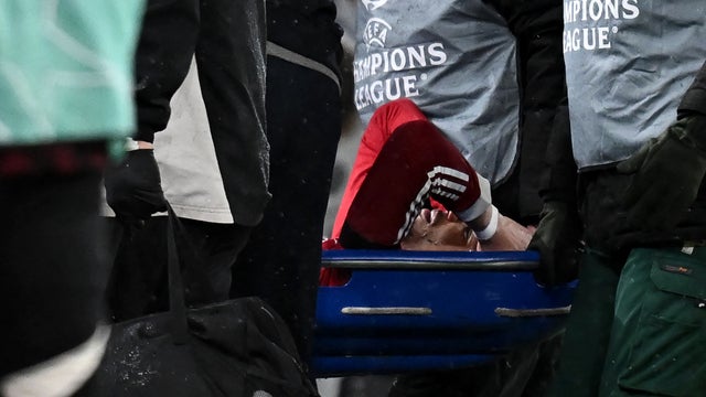 Desconsolado y en camilla: la imagen que hace temer lo peor para Francia