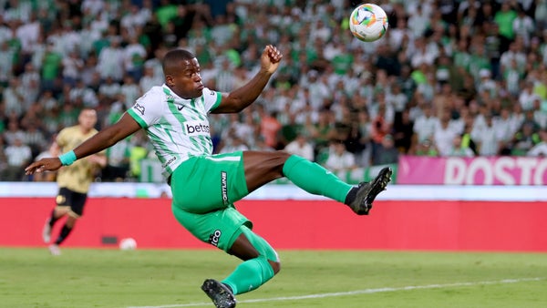 La mano de Román que desató polémica en el Nacional vs. Bucaramanga