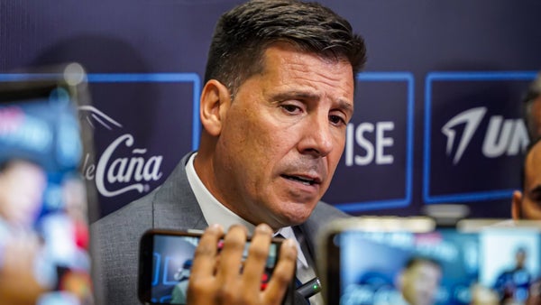 Juan Cruz Real fue presentado como técnico de una selección