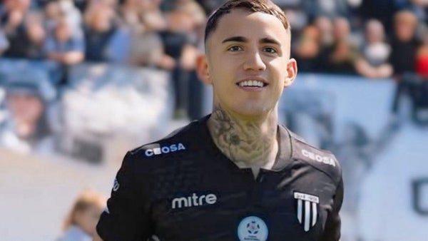 ¡Escándalo en Argentina! Jugador fue expulsado por tirarle del pelo a un rival