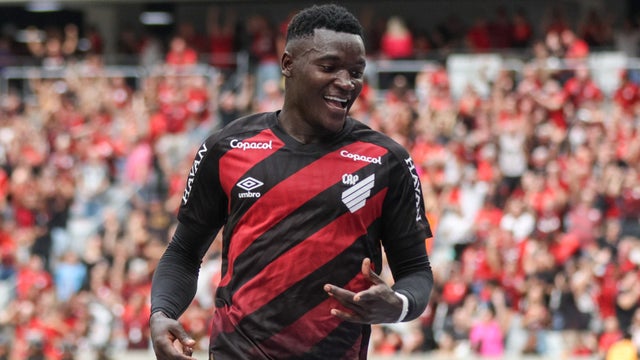 Viveros anotó doblete en su cumpleaños