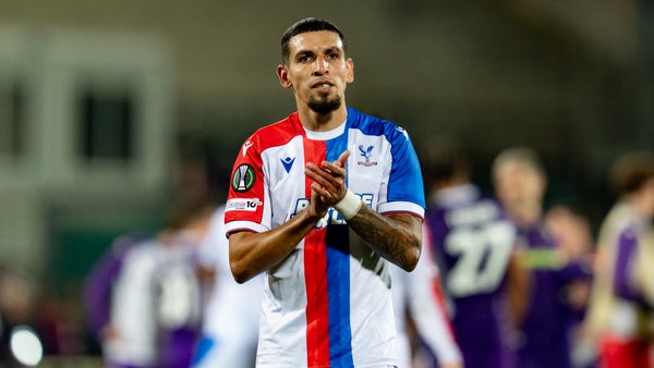 Ni la polémica lo frena: Daniel Muñoz logra récord con Crystal Palace