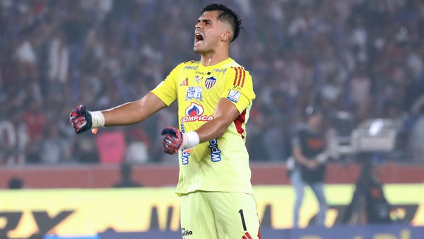 Mauro Silveira calentó el vestuario de Junior tras roja de Peña