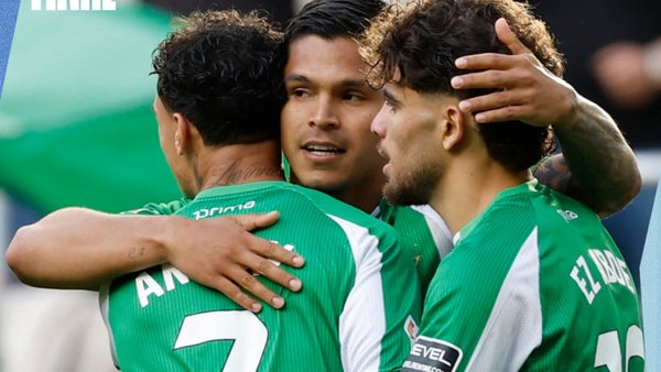'Cucho' Hernández brilló con doblete en Betis 3-0 Real Oviedo