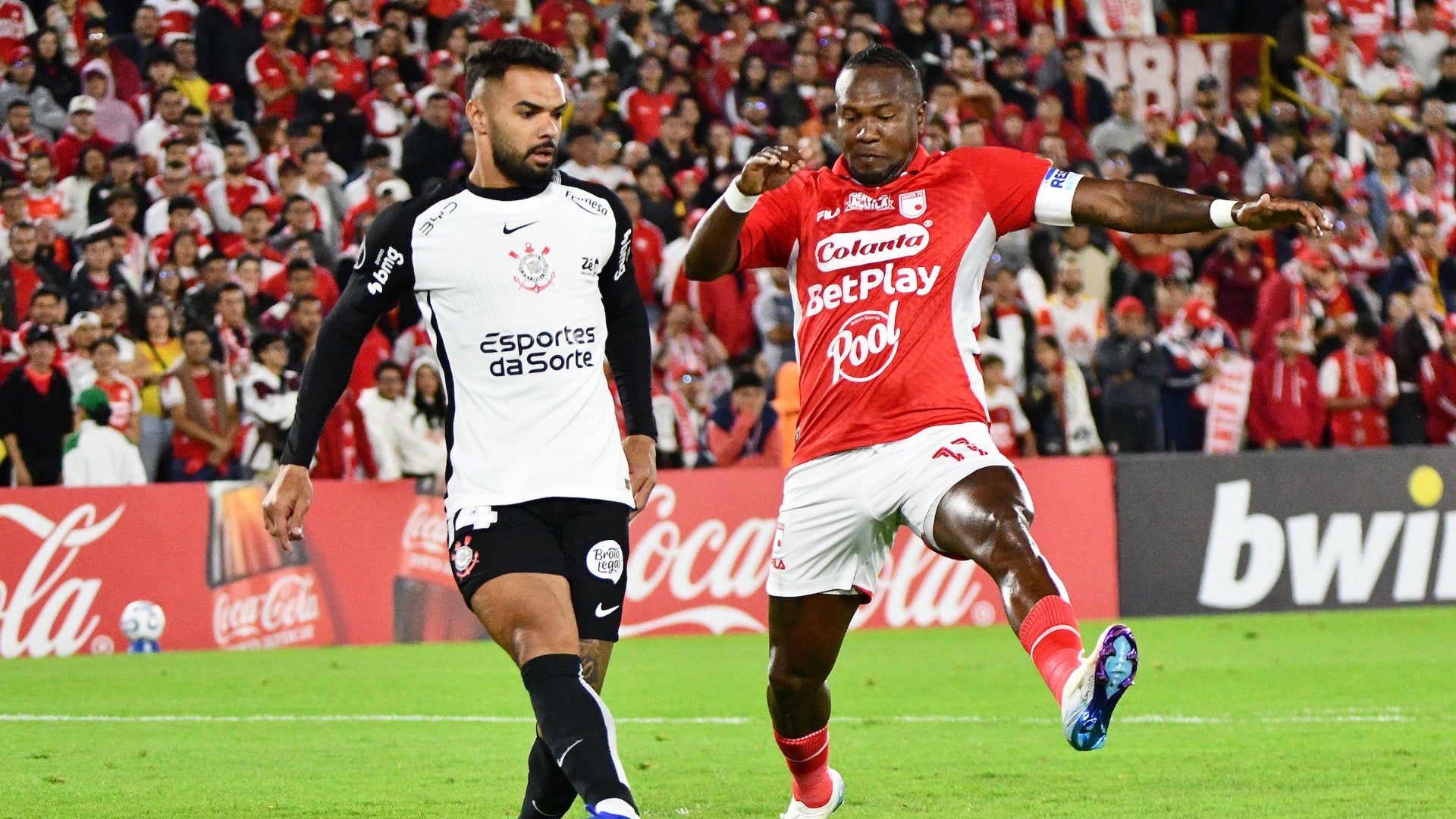 Hugo Rodallega se careó con defensor de Corinthians y casi marca golazo - VizzorImage