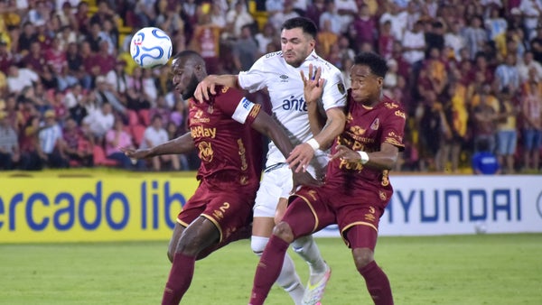 Tolima erró penal vs. Nacional; el VAR llamó, se repitió y fue gol