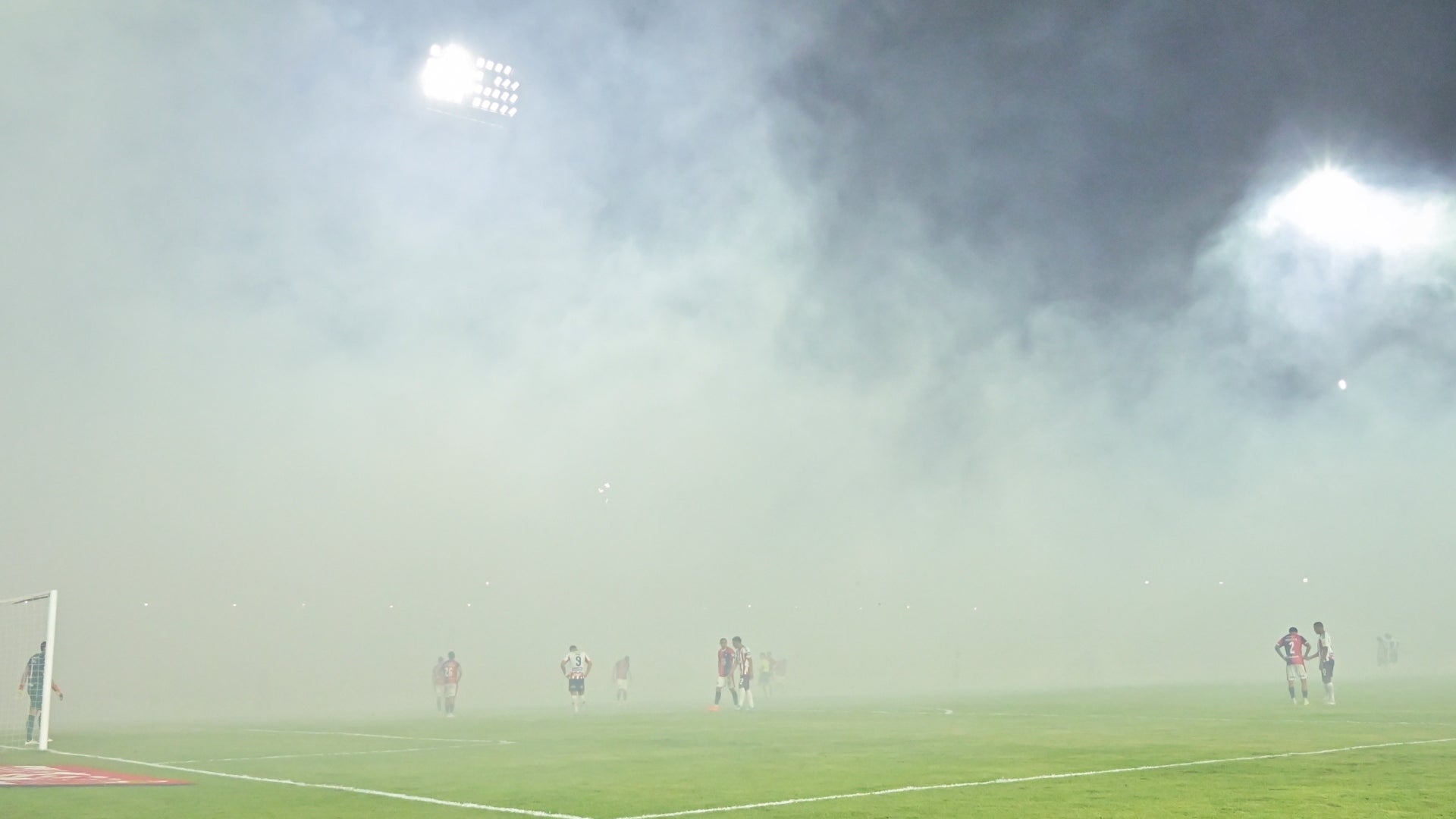 Junior vs. Cerro Porteño también estuvo suspendido por pirotecnia - AFP