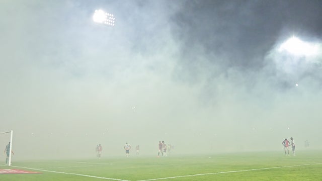 Junior vs. Cerro Porteño también estuvo suspendido por pirotecnia - AFP