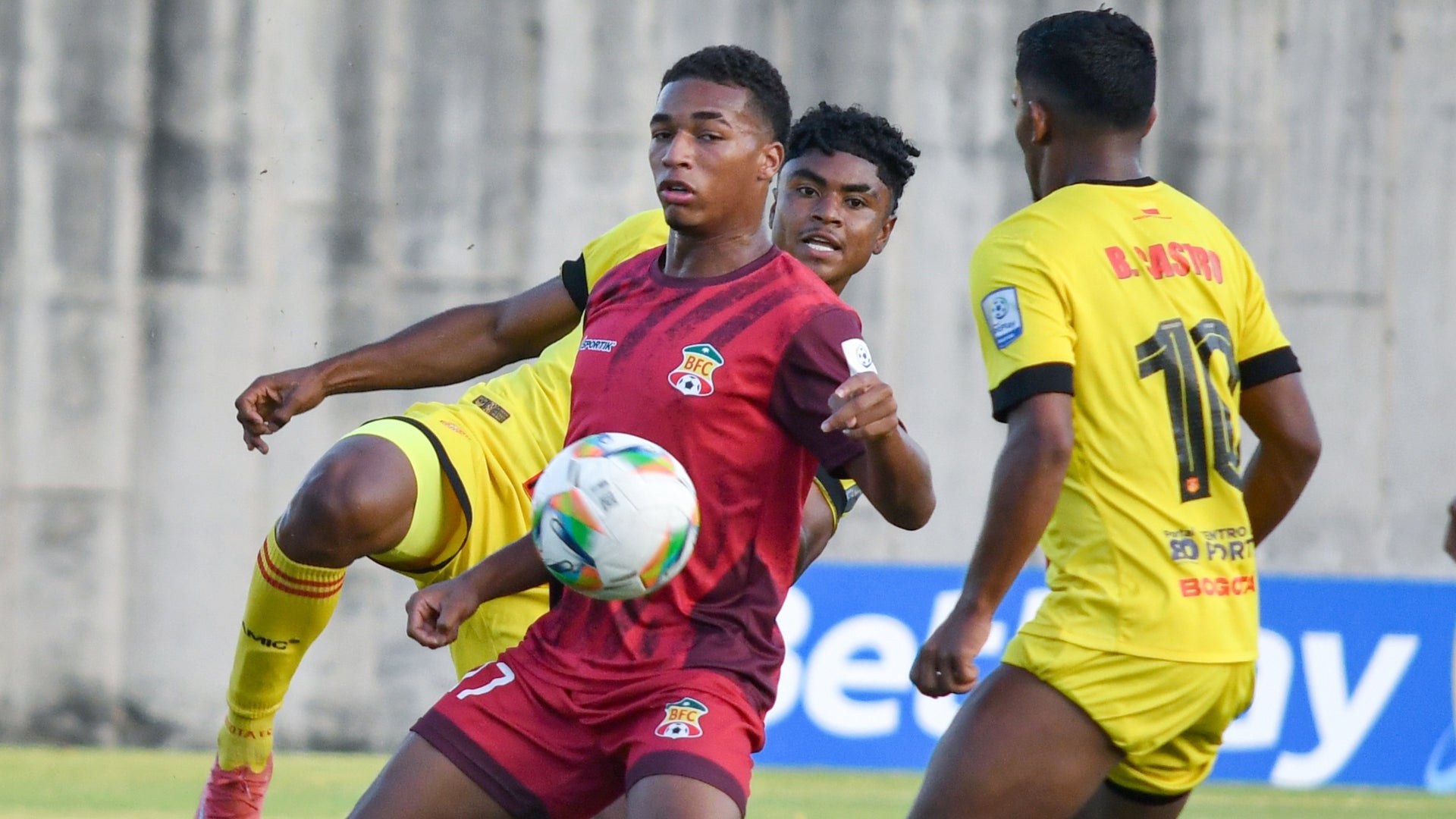 Barranquilla perdonó el gol tras insólito regalo de Bogotá - VizzorImage