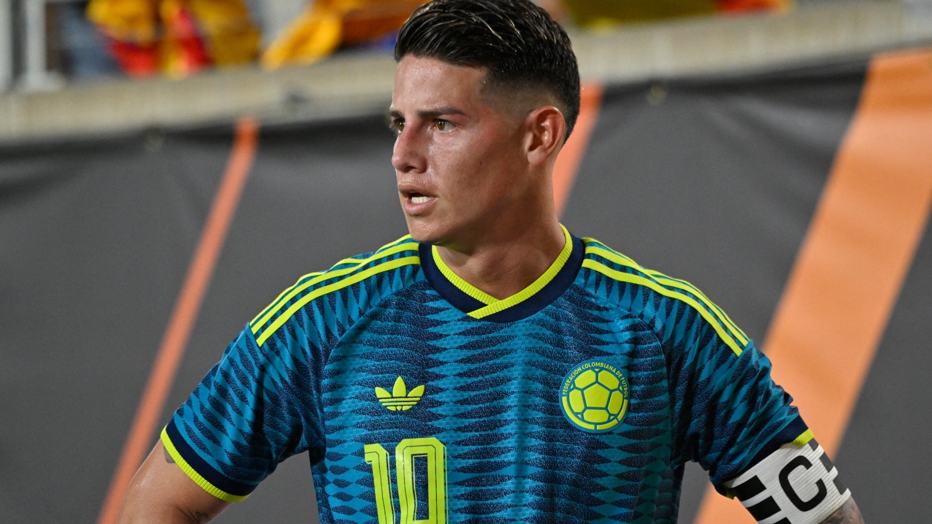 James Rodríguez recibió una camiseta de Deportes Tolima