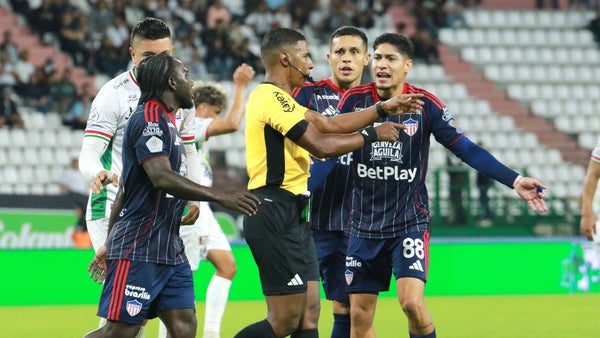 Polémica en Manizales: penal revisado terminó en gol de Junior Polémica en Manizales: penal revisado terminó en gol de Junior