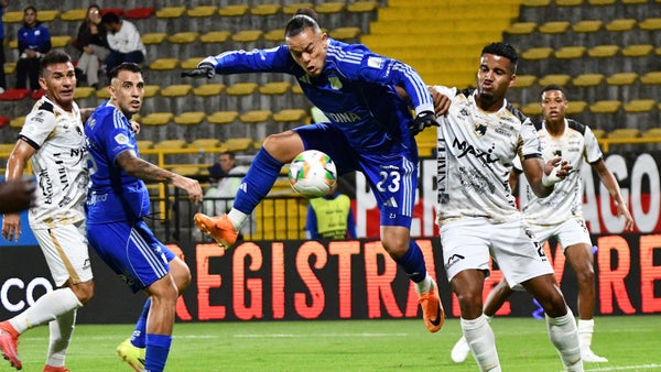 ¡Polémica en el área! Millonarios pidió penal por posible mano