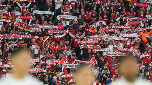 La hinchada de Santa Fe colmó El Campín para recibir a Junior
