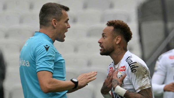 Neymar, víctima de escándalo arbitral contra Santos de Brasil