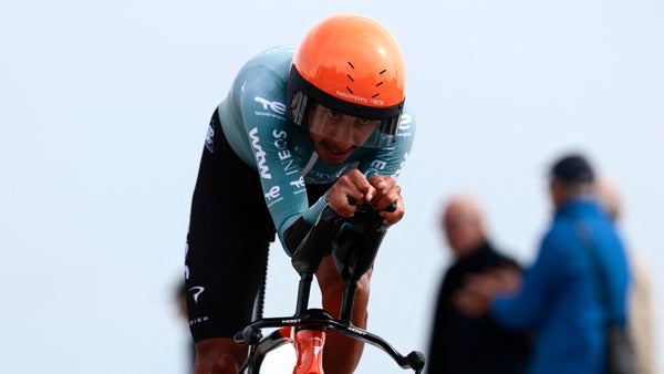 Egan Bernal gana terreno en el Giro tras etapa 10