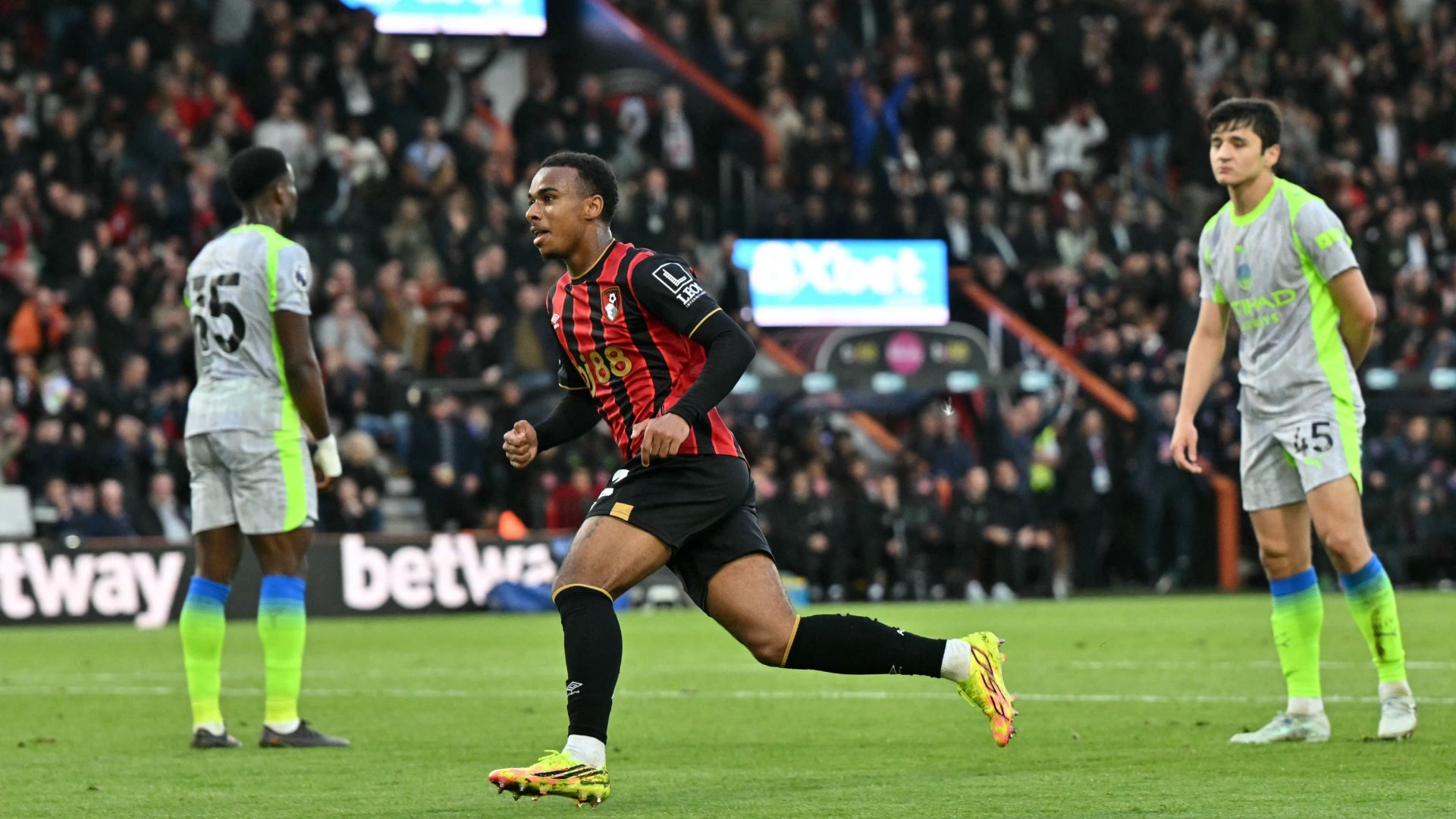 Con un goalzo de Kroupi, de Bournemouth, Arsenal se consagró campeón - AFP