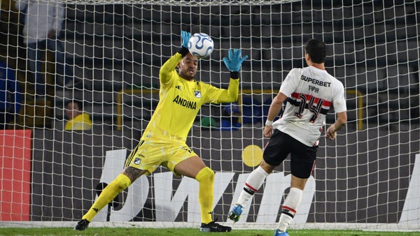 Sao Paulo celebró gol ante Millonarios por blooper de Diego Novoa Sao Paulo celebró gol ante Millonarios por blooper de Diego Novoa