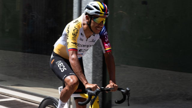 Egan Bernal resiste tras la fecha 13 del Giro de Italia