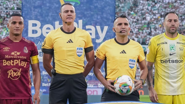 Nacional pidió penal vs. Tolima, pero el árbitro Betancur lo negó Nacional pidió penal vs. Tolima, pero el árbitro Betancur lo negó
